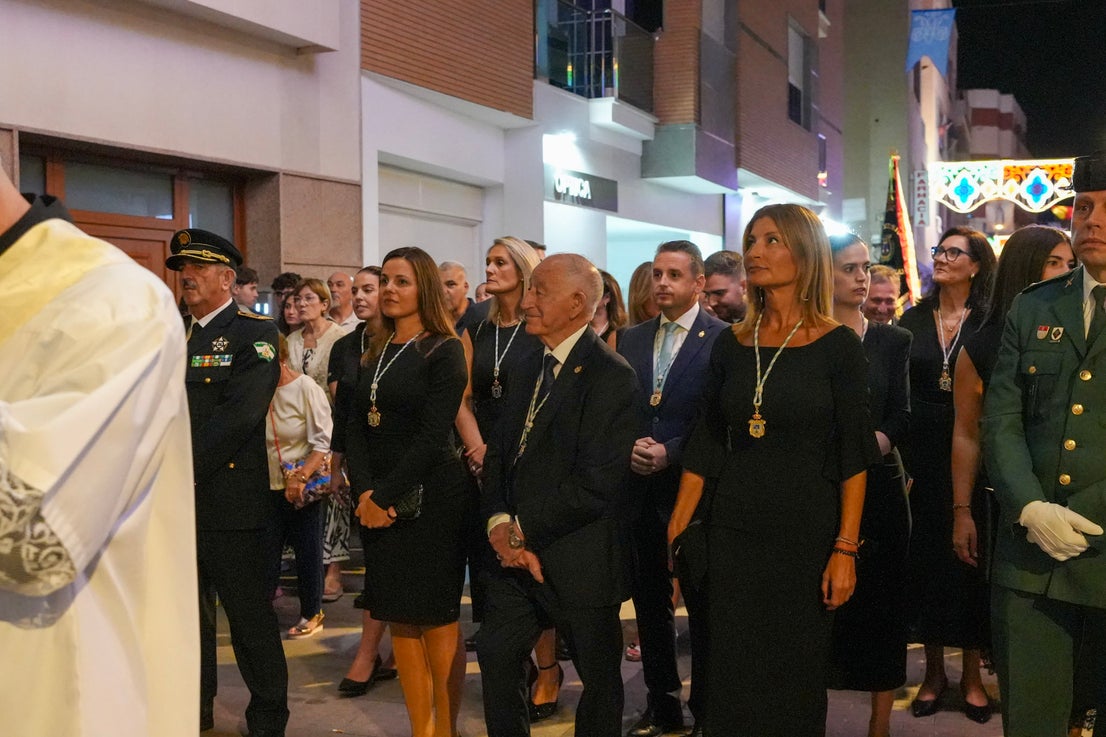 Roquetas muestra su devoción a la Virgen del Rosario en su solemne procesión por las calles del municipio, en imágenes