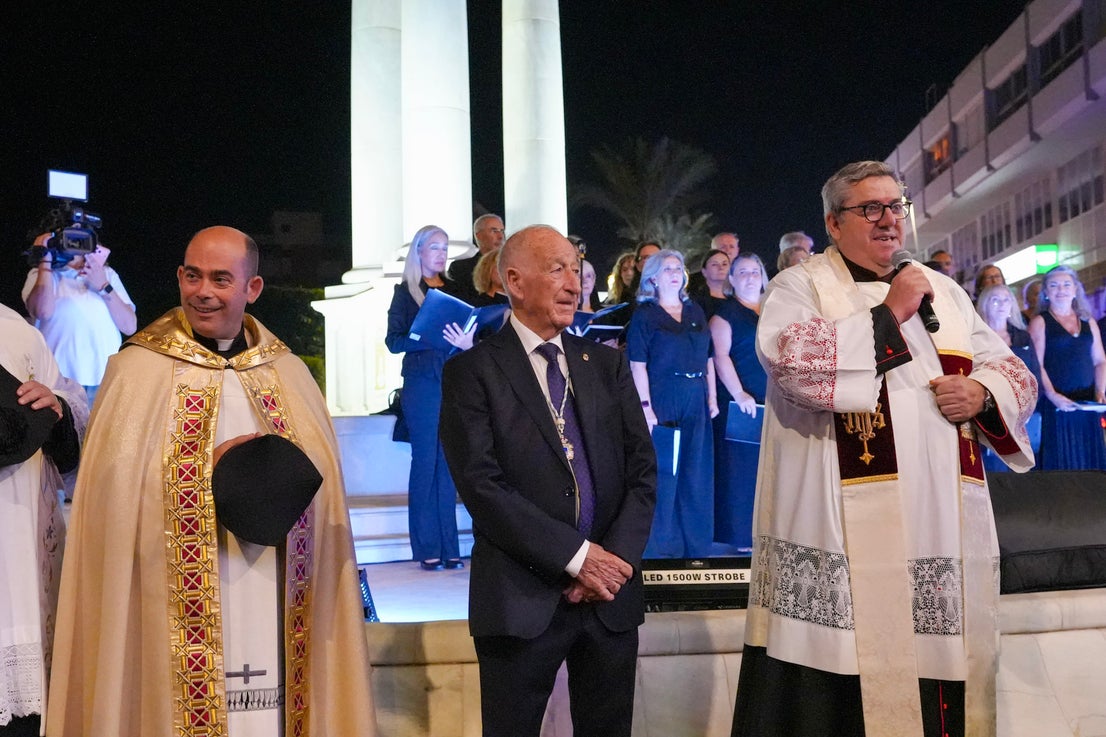 Roquetas muestra su devoción a la Virgen del Rosario en su solemne procesión por las calles del municipio, en imágenes