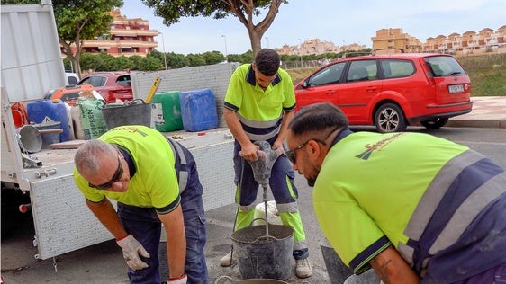 Roquetas avanza en las labores de mantenimiento de la Urba
