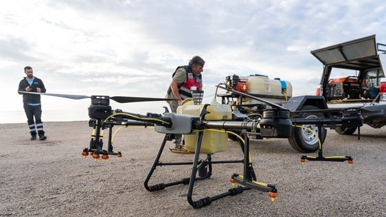 Roquetas encuentra un aliado en los drones para luchar contra mosquitos tras las fuertes lluvias