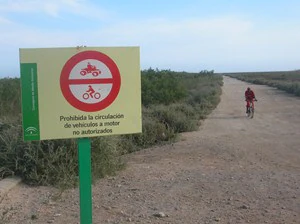 El PSOE pide cerrar los accesos a Punta Entinas, menos por la playa