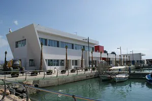 Dos nuevos negocios para el edificio comercial del Puerto de Roquetas
