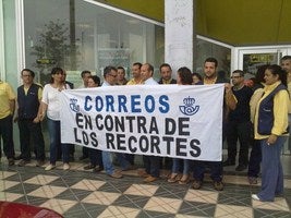 Trabajadores de Correos se concentraron esta mañana contra los recortes