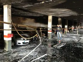 Un incendio en Las Colinas obliga a desalojar medio centenar de viviendas