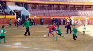 La Plaza de Toros se convirtió por unas horas en un campo de fútbol