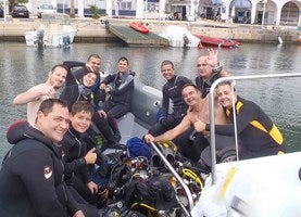 Una treintena de voluntarios en la limpieza de fondos