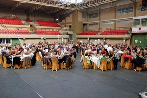 Más de 1.000 mayores celebran la tradicional convivencia de Navidad