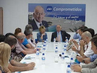 El PP celebró una reunión con representantes de los comerciantes y el sector turístico