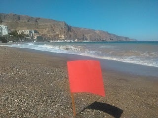 Vecinos de Aguadulce dan a su playa una bandera roja por su «tierra asquerosa»