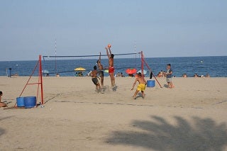 El deporte llegará a las playas con una zona deportiva para practicar voley, fútbol y tenis