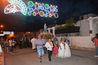 Cientos de vecinos participaron en la procesión en honor al Corazón de María