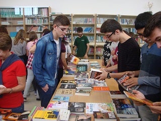 El IES Turaniana celebró su Feria del Libro con gran éxito
