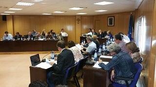 El pleno pide unánimemente medidas contra los atascos y la mejora del transporte público