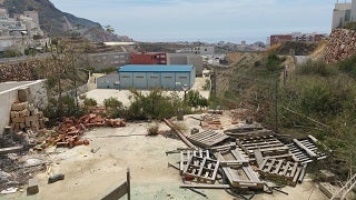 Vecinos de Las Colinas arreglarán parcelas abandonadas ante la «desidia institucional»
