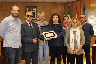 Roquetas homenajeó al director de la asociación Aida en el Día del Voluntario