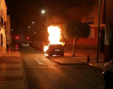 Dos vehículos arden esta madrugada en la calle Las Palmeras