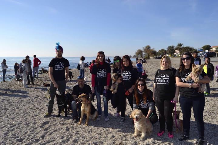 Un centenar de personas participó en la marcha de ‘La manada canina’