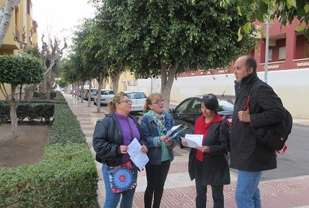 IU quiere medidas contra los cortes de agua en Aguadulce y recoge firmas