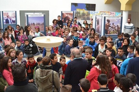 Escolares de Vícar conocen los logros de Unicef, a través de la exposición fotográfica 'Juntos lo hacemos posible'