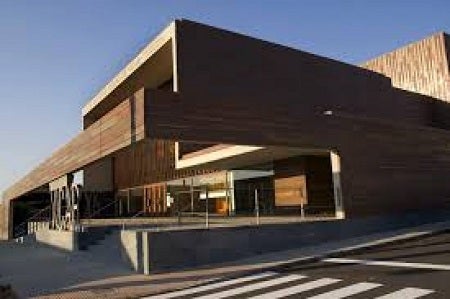 La exposición sobre los veinticinco años del Instituto Almeriense de Tutela, visita el Teatro Auditorio Ciudad de Vícar hasta el próximo día 21