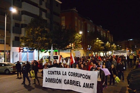 Más de 200 personas piden la dimisión de Gabriel Amat