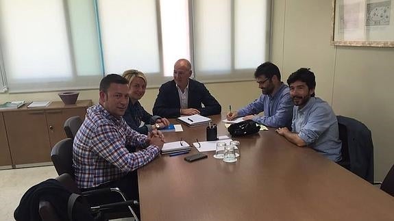 El Consorcio de Transportes y Roquetas coordinan sus líneas de buses para la futura licitación