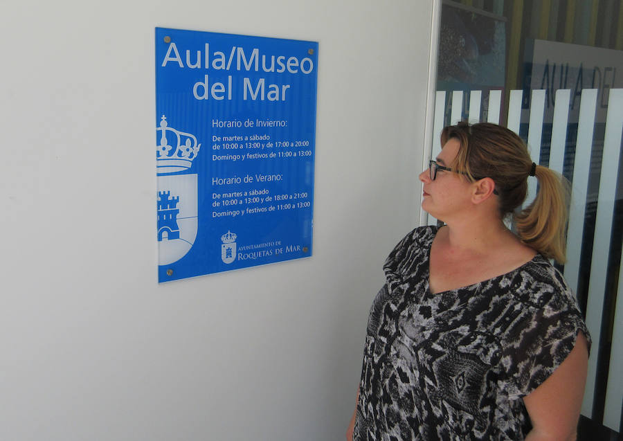 Uno de los centros con personal privatizado es el Aula del Mar, que visitó la coordinadora local de IU, Belén Pérez. 