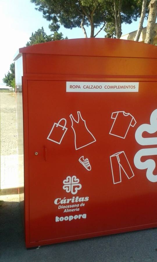 Cáritas Koopera inicia la instalación de los nuevos contenedores para textil y calzado