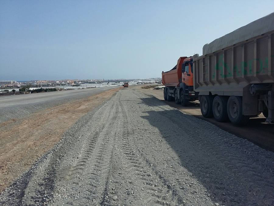 Desvío de tráfico por Las Salinas mientras se ejecuta el acceso a la variante de la carretera de Alicún