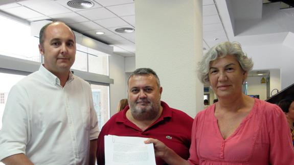 Juan Pablo Yakubiuk (IU), Manolo García (PSOE) y Toñi Fernández (Tú Decides) presentaron el escrito.