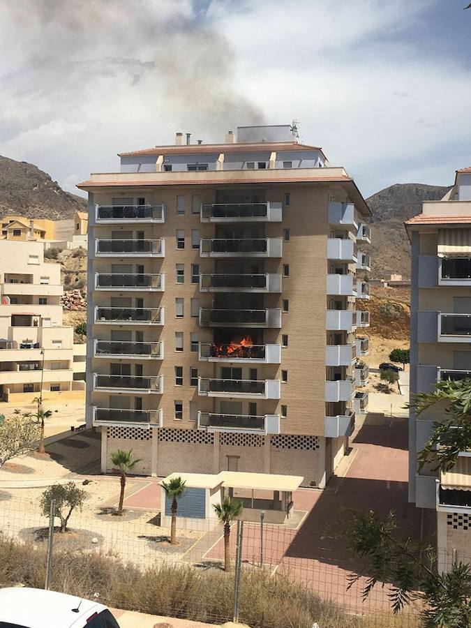 Extinguido un aparatoso incendio en una terraza de Las Colinas de Aguadulce