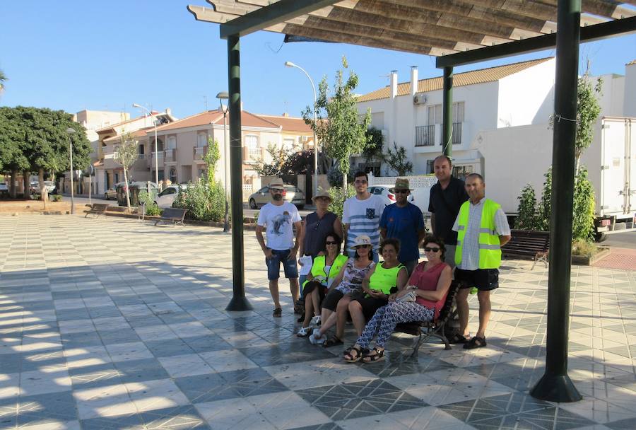 IU cubre una pérgola para reclamar zonas de sombra en los parques y plazas