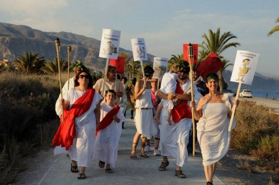Defensores de la zona quieren representar la que sería la última colecta de sal, si los planes urbanísticos acaban con las viejas salinas.