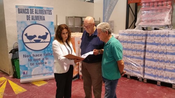 Conchi Parra, Juan Azorín y Luis Medina, repasando la lista de productos donados.