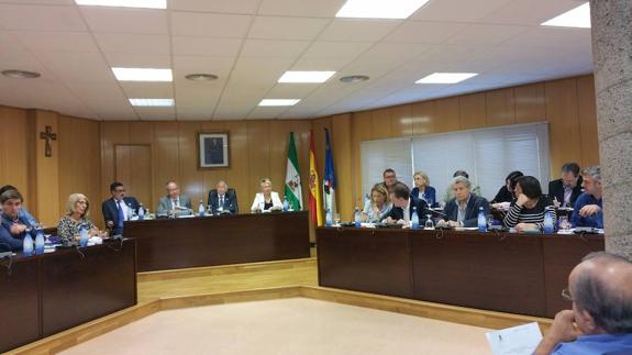 El pleno aprueba un reglamento que sólo da voz a empadronados en la Comisión de Sugerencias