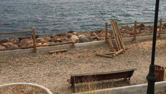 SOS Aguadulce denuncia el abandono del paseo de la entrada por el Puerto Deportivo
