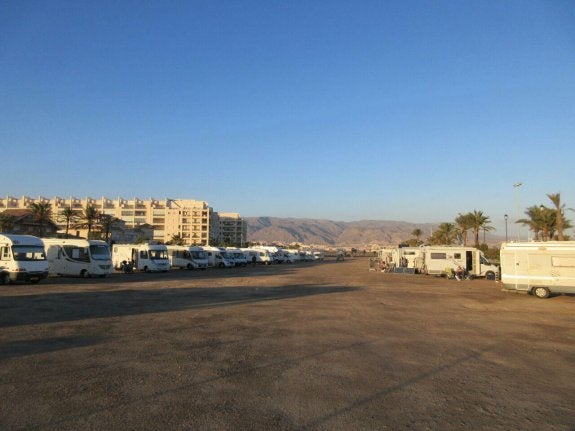 Aspecto que presenta los terrenos existentes junto al paseo marítimo de Las Salinas, llenos de caravanas estos días.