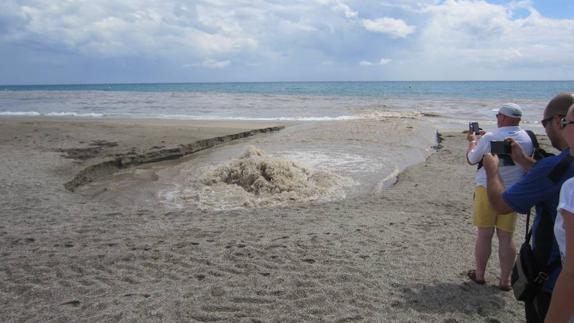 IU pide medidas para acabar con el «géiser» de aguas residuales de Playa Serena