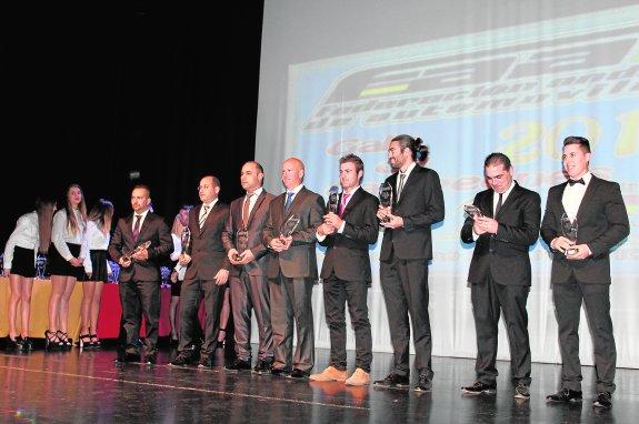 Los mejores pilotos de la anterior temporada pasaron por el escenario del Teatro Auditorio de Vícar para recoger los premios que les acreditan