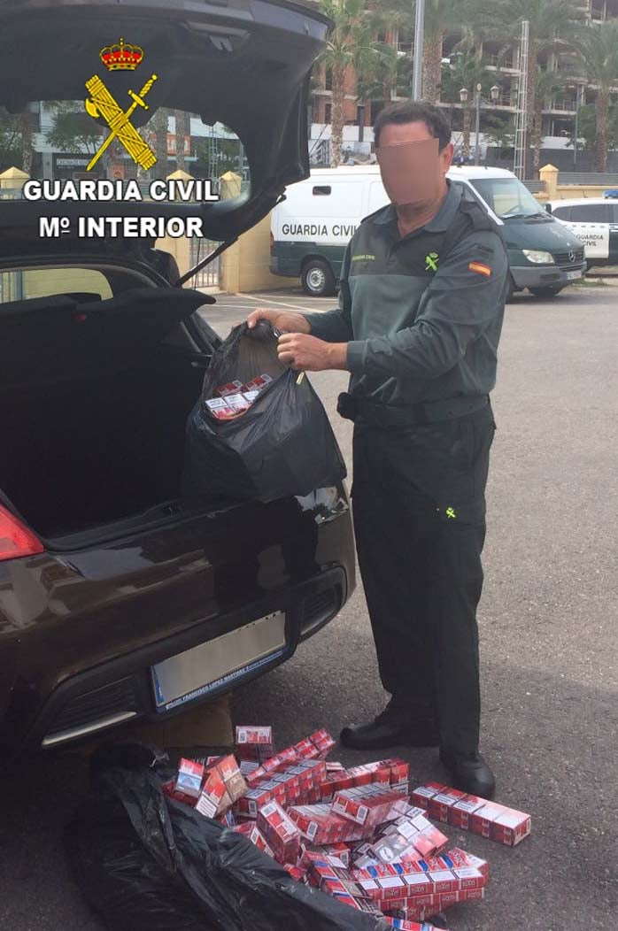 Llevaba más de 500 cajetillas de tabaco de contrabando dentro de la rueda de repuesto