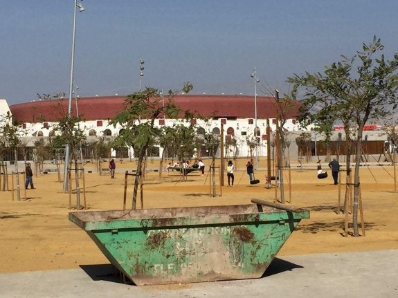 El parque está siendo usado por los vecinos pese a estar vallado y seguir sin recepcionarse.