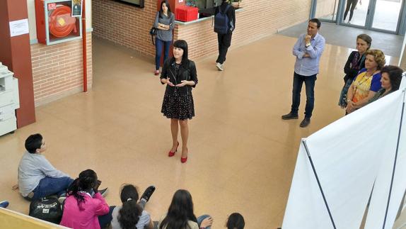 Dolores Martínez se dirige a los estudiantes en la presentación de la exposición. Ideal