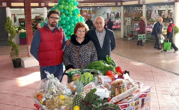 Imagen principal - Las dos ganadoras de los sorteos y actividades infantiles.