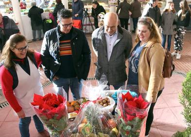 Imagen secundaria 1 - Las dos ganadoras de los sorteos y actividades infantiles.