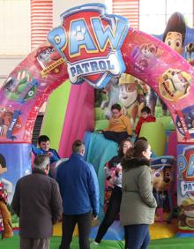 Imagen secundaria 2 - Las dos ganadoras de los sorteos y actividades infantiles.