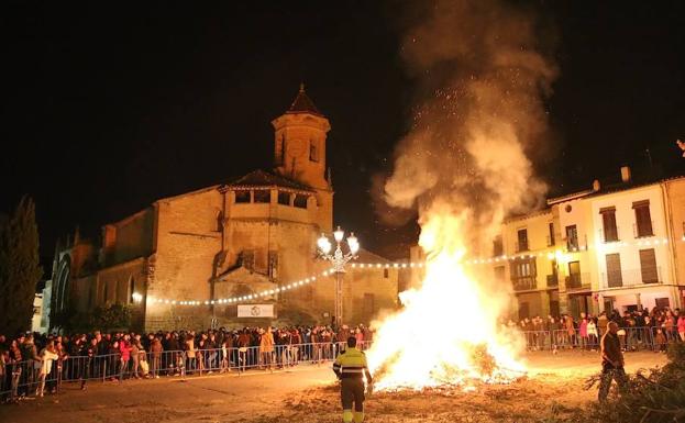 Hoguera de la plaza Primero de Mayo.