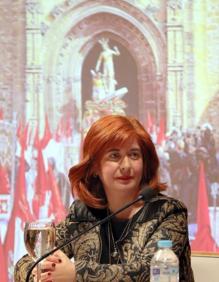 Imagen secundaria 2 - Gabriel Sánchez recibiendo su premio, presentación de Pedro Antonio Robles y la alcaldesa ante el cartel.