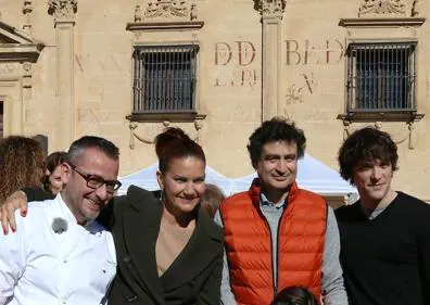 Imagen secundaria 1 - Los tres chef en el plató y junto al jiennense Pedro Sánchez, y montaje en la plaza Vázquez de Molina.