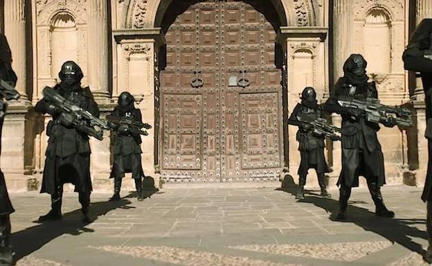 Imagen principal - Fotograma ante la fachada del Salvador y dos imágenes de la ambientación en el interior de San Lorenzo.