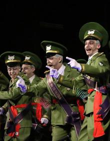 Imagen secundaria 2 - Comparsa 'La inmortal', cuarteto 'Este año nos curamos en salud' y chirigota 'Diestro y siniestro'.